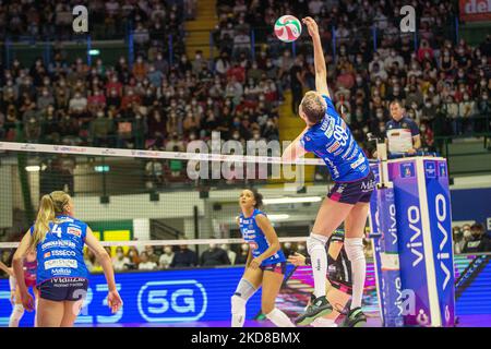 Spike of EBRAR KARAKURT (Novara) durante il Volley Serie Italiana A1 Women Match Playoff - vero Volley Monza vs Igor Gorgonzola Novara il 24 aprile 2022 all'Arena di Monza di Monza (Photo by Valerio Origo/LiveMedia/NurPhoto) Foto Stock