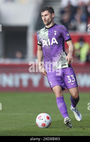 Ben Davies di Tottenham Hotspur in palla durante la partita della Premier League tra Brentford e Tottenham Hotspur al Brentford Community Stadium di Brentford sabato 23rd aprile 2022. (Foto di Tom West/MI News/NurPhoto) Foto Stock