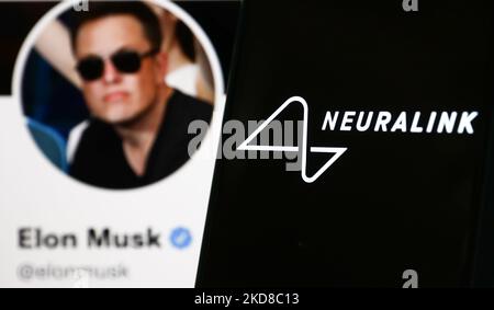 Il logo Neuralink visualizzato sullo schermo di un telefono e l'account Twitter di Elon Musk visualizzato su uno schermo sullo sfondo sono visti in questa foto di illustrazione scattata in Polonia il 24 aprile 2022. (Foto di Jakub Porzycki/NurPhoto) Foto Stock