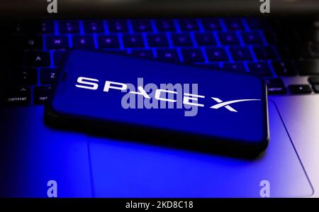 Il logo SpaceX visualizzato sullo schermo di un telefono e una tastiera di un computer portatile sono visti in questa foto di illustrazione scattata in Polonia il 24 aprile 2022. (Foto di Jakub Porzycki/NurPhoto) Foto Stock