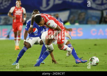 Wilson Morelo di Independiente Santa Fe combatte per la palla con Andres Gomez di Millonarios durante la partita colombiana BetPlay League tra Millonarios e Independiente Santa Fe a Estadio Nemesio Camacho a Bogotà, Colombia il 24 aprile 2022. Punteggio finale 2-1. (Foto di Daniel Garzon Herazo/NurPhoto) Foto Stock