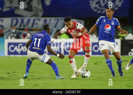 Wilson Morelo di Independiente Santa Fe combatte per la palla con Andres Gomez di Millonarios durante la partita colombiana BetPlay League tra Millonarios e Independiente Santa Fe a Estadio Nemesio Camacho a Bogotà, Colombia il 24 aprile 2022. Punteggio finale 2-1. (Foto di Daniel Garzon Herazo/NurPhoto) Foto Stock