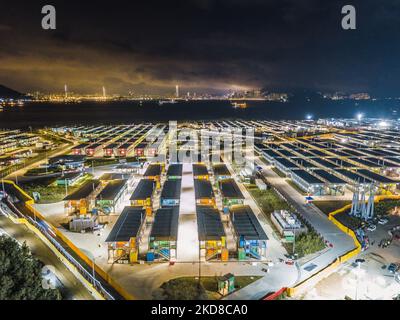 Hong Kong, Cina, 24 aprile 2022, l'impianto di isolamento comunitario di Penny Bay visto dal drone di notte. (Foto di Marc Fernandes/NurPhoto) Foto Stock