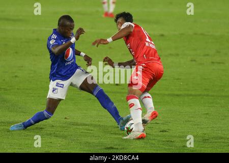 Wilson Morelo di Independiente Santa Fe combatte per la palla con Andres Gomez di Millonarios durante la partita colombiana BetPlay League tra Millonarios e Independiente Santa Fe a Estadio Nemesio Camacho a Bogotà, Colombia il 24 aprile 2022. Punteggio finale 2-1. (Foto di Daniel Garzon Herazo/NurPhoto) Foto Stock