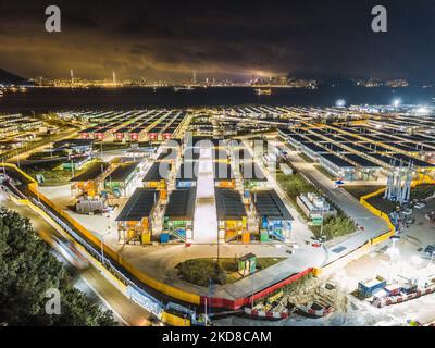Hong Kong, Cina, 24 aprile 2022, l'impianto di isolamento comunitario di Penny Bay visto dal drone di notte. (Foto di Marc Fernandes/NurPhoto) Foto Stock