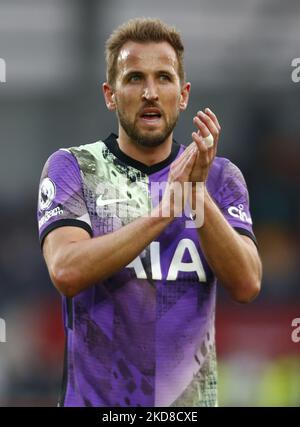 Londra, Inghilterra - APRILE 23: Harry Kane di Tottenham Hotspur batte i tifosi dopo la Premier League tra Brentford e Tottenham Hotspur al Brentford Community Stadium , Londra, Inghilterra il 23rd Aprile 2022 (Photo by Action Foto Sport/NurPhoto) Foto Stock