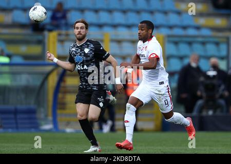 Davide diaw (L.R. Vicenza 1902) è sfidato da Matteo Solini (Como 1907) durante la partita di calcio italiana Serie B Como 1907 vs LR Vicenza il 25 aprile 2022 allo Stadio Giuseppe Sinigaglia di Como (Photo by Francesco Scaccianoce/LiveMedia/NurPhoto) Foto Stock