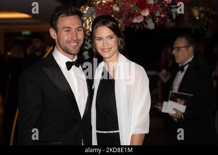 05 novembre 2022, Hessen, Francoforte sul meno: Niklas Kaul, decathlete, e la sua fidanzata Mareike Rösing stand durante il 40th° German Sports Press Ball sotto il motto '40 Balls per Francoforte. Unico in Germania' all'Alte Oper. Per la 40th volta, l'Associazione Stampa sportiva di Francoforte e l'Associazione dei giornalisti sportivi tedeschi invitano un gran numero di campioni olimpici, mondiali ed europei, nonché personalità della politica, dell'economia, della cultura e dei media fino alla palla. Foto: Sebastian Gollnow/dpa Foto Stock