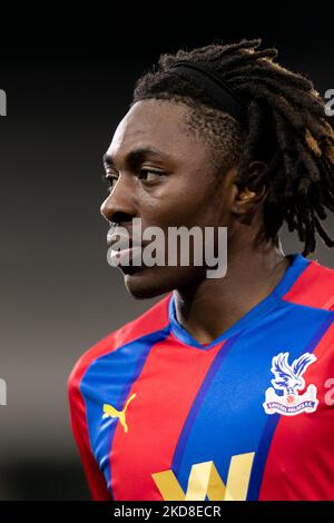 Eberechi Eze of Crystal Palace guarda su // durante la partita della Premier League tra Crystal Palace e Leeds United a Selhurst Park, Londra, lunedì 25th aprile 2022. (Foto di Juan Gasparini/MI News/NurPhoto) Foto Stock