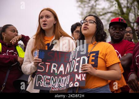 I dimostranti che chiedono la fine della politica di permanenza in Messico si riuniscono al di fuori della Corte Suprema di Washington, D.C., il 26 aprile 2022, mentre iniziano le argomentazioni nel caso di Biden contro Texas, una sfida all’abrogazione dei protocolli di protezione dei migranti di Trump da parte dell’amministrazione Biden. (Foto di Bryan Olin Dozier/NurPhoto) Foto Stock