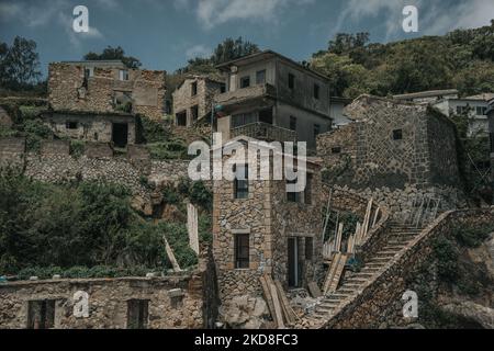 Case abbandonate fatte di pietre nel villaggio di Roghudi Vecchio nei Monti Aspromonte, Italia Foto Stock