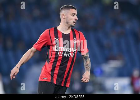 Rade Krunic dell'AC Milan guarda durante la Serie Un match tra SS Lazio e AC Milan allo Stadio Olimpico di Roma il 24 aprile 2022. (Foto di Giuseppe Maffia/NurPhoto) Foto Stock