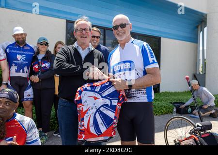 I ciclisti di Project HERO sono visti come partecipanti al Texas Challenge 2022; un giro in bicicletta di 400 giorni da San Antonio a Dallas, Texas. Project HERO è un'organizzazione no-profit che beneficia i veterani feriti e disabili e i soccorritori attraverso vari programmi ed eventi ciclistici. Martedì 26 aprile 2022 a Georgetown, Texas. (Foto di Jason Whitman/NurPhoto) Foto Stock