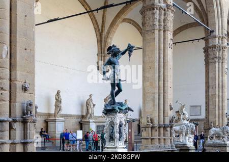 Firenze, Italia; 28 ottobre 2022: Statua in bronzo di Perseo con la testa di Medusa. Foto Stock