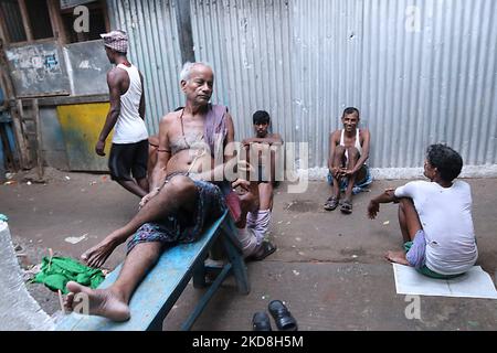 Il lavoro migrante si riposa durante il caldo, Kolkata temperatura massima a Kolkata probabile toccare 40 gradi il 26,2022 aprile. Il Dipartimento Meteorologico dell'India (IMD) Lunedi ha emesso un avviso di onda di calore su diversi distretti del Bengala Occidentale dal 25 aprile al 28 aprile e ha chiesto ai residenti dello stato di evitare l'esposizione prolungata al calore. (Foto di Debajyoti Chakraborty/NurPhoto) Foto Stock