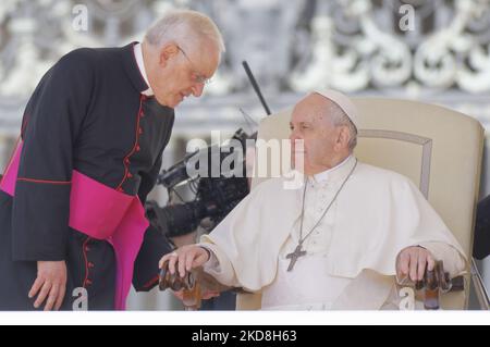 Papa Francesco è affiancato da Monsignor Leonardo Sapienza, che arriva ad iniziare la sua udienza generale settimanale in Piazza San Pietro, in Vaticano, mercoledì 27 aprile 2022. (Foto di massimo Valicchia/NurPhoto) Foto Stock