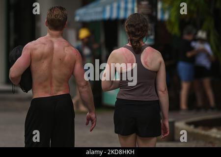 I turisti con tan freschi camminano sulla 5th Avenue a Playa del Carmen. Martedì 26 aprile 2022, a Playa del Carmen, Quintana Roo, Messico. (Foto di Artur Widak/NurPhoto) Foto Stock