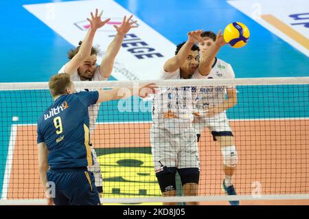 Block of Barthelemy Chinenyeze - Allianz Power Volley Milano e Jean Patry - Allianz Power Volley Milano durante il Volley Serie Italiana A Men Superleague Championship Play Off 5th Place - Verona Volley vs Allianz Milano il 27 aprile 2022 al Forum AGSM di Verona (Foto di Roberto Tommasini/LiveMedia/NurPhoto) Foto Stock