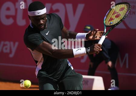 Nuno Borges dal Portogallo compete contro Frances Tiafoe dagli Stati Uniti durante il torneo di tennis Millennium Estoril Open ATP 250 all'Estoril Tennis Club di Estoril, Portogallo, il 27 aprile 2022. (Foto di Nuno Cruz/NurPhoto) Foto Stock