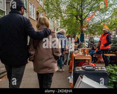 La gente si sta finalmente godendo il libero mercato, dove quasi tutti cercano di fare la propria vendita garage, vendendo oggetti a prezzi bassi e simbolici durante la celebrazione del giorno del Re ad Amsterdam, il 27th aprile 2022. (Foto di Romy Arroyo Fernandez/NurPhoto) Foto Stock