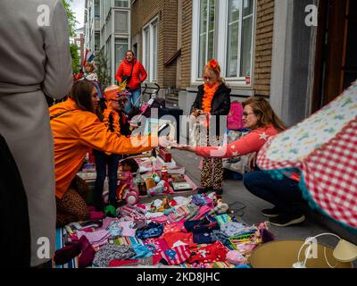 La gente si sta finalmente godendo il libero mercato, dove quasi tutti cercano di fare la propria vendita garage, vendendo oggetti a prezzi bassi e simbolici durante la celebrazione del giorno del Re ad Amsterdam, il 27th aprile 2022. (Foto di Romy Arroyo Fernandez/NurPhoto) Foto Stock