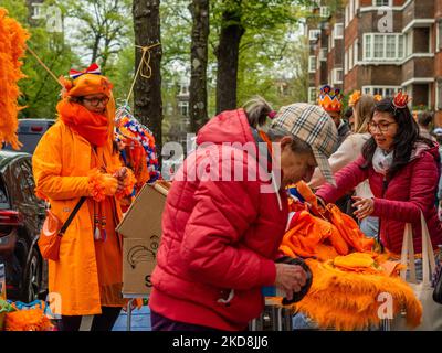 La gente si sta finalmente godendo il libero mercato, dove quasi tutti cercano di fare la propria vendita garage, vendendo oggetti a prezzi bassi e simbolici durante la celebrazione del giorno del Re ad Amsterdam, il 27th aprile 2022. (Foto di Romy Arroyo Fernandez/NurPhoto) Foto Stock