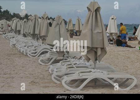 Sedie a sdraio vuote sulla spiaggia privata di fronte al resort, nel centro di Playa del Carmen. Mercoledì 27 aprile 2022, a Playa del Carmen, Quintana Roo, Messico. (Foto di Artur Widak/NurPhoto) Foto Stock