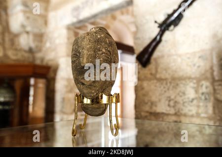 Una statuetta di pietra scoperta di recente, di oltre 4.500 anni, raffigurante il volto di un'antica dea, che è stata trovata da un agricoltore palestinese mentre lavorava la sua terra nella striscia di Gaza meridionale, al Museo ElBacha Place a Gaza City, il 28 aprile 2022. Il ministero ha detto che la testa di calcare alta 22 centimetri (6,7 pollici) si ritiene rappresenti la dea Cananita Anat e si stima che sia datata intorno al 2.500 a.C. (Foto di Majdi Fathi/NurPhoto) Foto Stock