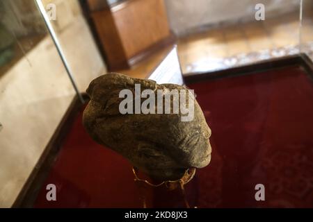 Una statuetta di pietra scoperta di recente, di oltre 4.500 anni, raffigurante il volto di un'antica dea, che è stata trovata da un agricoltore palestinese mentre lavorava la sua terra nella striscia di Gaza meridionale, al Museo ElBacha Place a Gaza City, il 28 aprile 2022. Il ministero ha detto che la testa di calcare alta 22 centimetri (6,7 pollici) si ritiene rappresenti la dea Cananita Anat e si stima che sia datata intorno al 2.500 a.C. (Foto di Majdi Fathi/NurPhoto) Foto Stock