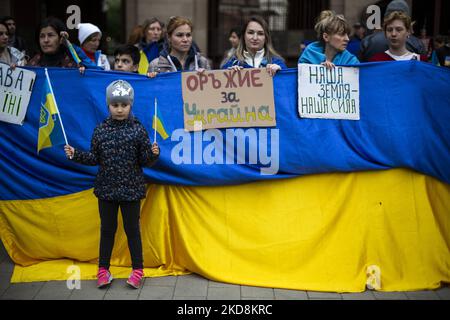 Marzo a sostegno dell'Ucraina a Sofia (Bulgaria) il 28 aprile 2022. Le principali richieste della popolazione sono che la Bulgaria invii aiuti militari in Ucraina. (Foto di Hristo Vladev/NurPhoto) Foto Stock