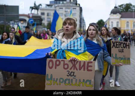 Marzo a sostegno dell'Ucraina a Sofia (Bulgaria) il 28 aprile 2022. Le principali richieste della popolazione sono che la Bulgaria invii aiuti militari in Ucraina. (Foto di Hristo Vladev/NurPhoto) Foto Stock