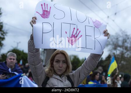 Marzo a sostegno dell'Ucraina a Sofia (Bulgaria) il 28 aprile 2022. Le principali richieste della popolazione sono che la Bulgaria invii aiuti militari in Ucraina. (Foto di Hristo Vladev/NurPhoto) Foto Stock