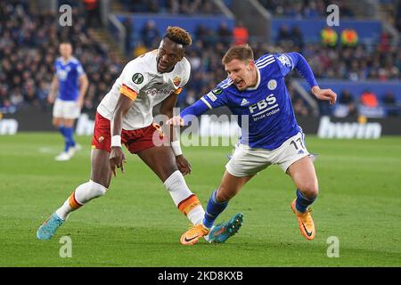 Tammy Abraham of AS Roma fouls Marc Albrighton di Leicester City durante la UEFA Europa Conference League semi Final 1st tappa tra Leicester City e AS Roma al King Power Stadium di Leicester giovedì 28th aprile 2022. (Foto di Jon Hobley/MI News/NurPhoto) Foto Stock