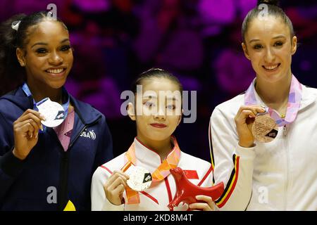 5th novembre 2022, M&amp;S Bank Arena, Liverpool, Inghilterra; 2022 finali dei Campionati mondiali di ginnastica artistica; Women's Diseasy Bar finale medaglia d'oro - Xiaoyuan Wei (CHN) (centro), medaglia d'argento - Shilese Jones (sinistra), medaglia di bronzo - Sanna Veerman (NED) (destra) Foto Stock