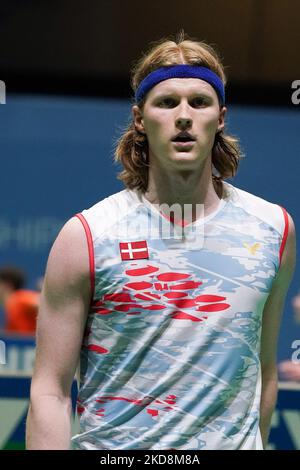 Anders Antonsen di Danimarca gioca contro Nhat Nguyen d'Irlanda durante la finale del quartiere dei campionati europei di Badminton al Polideportivo Municipal Gallur il 28 aprile 2022 a Madrid, Spagna. (Foto di Oscar Gonzalez/NurPhoto) Foto Stock