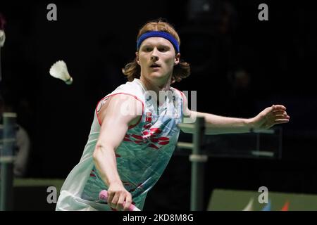 Anders Antonsen di Danimarca gioca contro Nhat Nguyen d'Irlanda durante la finale del quartiere dei campionati europei di Badminton al Polideportivo Municipal Gallur il 28 aprile 2022 a Madrid, Spagna. (Foto di Oscar Gonzalez/NurPhoto) Foto Stock