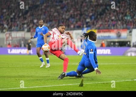 Christopher Nkunku di RB Leipzig spara in gol durante RB Leipzig contro Rangers FC, UEFA Europa League semi-finale alla Red Bull Arena di Lipsia, Germania il 28 aprile 2022. (Foto di Ulrik Pedersen/NurPhoto) Foto Stock