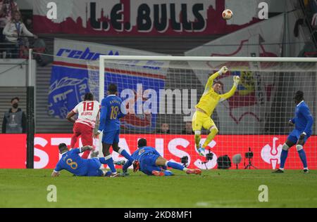 Christopher Nkunku di RB Leipzig spara in gol durante RB Leipzig contro Rangers FC, UEFA Europa League semi-finale alla Red Bull Arena di Lipsia, Germania il 28 aprile 2022. (Foto di Ulrik Pedersen/NurPhoto) Foto Stock