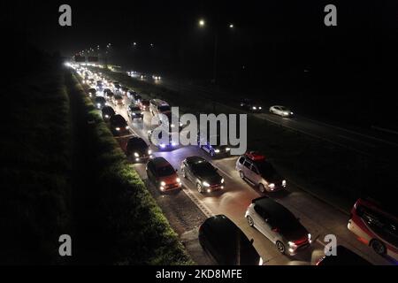 Migliaia di veicoli sono visti bloccati in lunghi ingorghi sull'autostrada di Cikampek, nella provincia di Giava Occidentale, il 29 aprile 2022, come persone che si dirigono verso la capitale Giacarta nella loro città natale per celebrare Eid al-Fitr con le loro famiglie. Il Ministero dei trasporti della Repubblica d'Indonesia ha dichiarato che, sulla base dei risultati di un'indagine statistica, si stima che 7 milioni di persone lasceranno Giacarta durante le vacanze di Eid al-Fitr di quest'anno. (Foto di Aditya Irawan/NurPhoto) Foto Stock