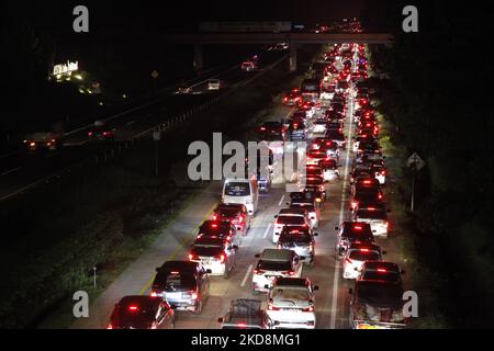 Migliaia di veicoli sono visti bloccati in lunghi ingorghi sull'autostrada di Cikampek, nella provincia di Giava Occidentale, il 29 aprile 2022, come persone che si dirigono verso la capitale Giacarta nella loro città natale per celebrare Eid al-Fitr con le loro famiglie. Il Ministero dei trasporti della Repubblica d'Indonesia ha dichiarato che, sulla base dei risultati di un'indagine statistica, si stima che 7 milioni di persone lasceranno Giacarta durante le vacanze di Eid al-Fitr di quest'anno. (Foto di Aditya Irawan/NurPhoto) Foto Stock