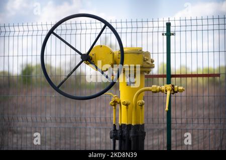 Un impianto a gas è raffigurato in una stazione Gaz-System a Karczew, fuori Varsavia, Polonia il 28 aprile 2022 (Foto di Mateusz Wlodarczyk/NurPhoto) Foto Stock