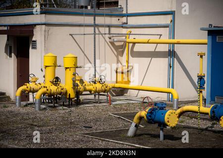 Un impianto a gas è raffigurato in una stazione Gaz-System a Karczew, fuori Varsavia, Polonia il 28 aprile 2022 (Foto di Mateusz Wlodarczyk/NurPhoto) Foto Stock