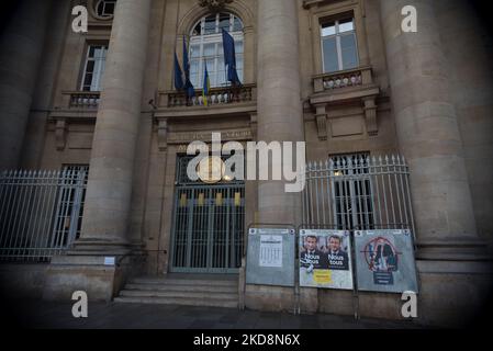 L'ingresso al municipio nel 5th ° arrondissement di Parigi, accanto al Pantheon, la mattina del voto tra Macron e le Pen, a Parigi, 24 aprile, 2022. (Foto di Andrea Savorani Neri/NurPhoto) Foto Stock