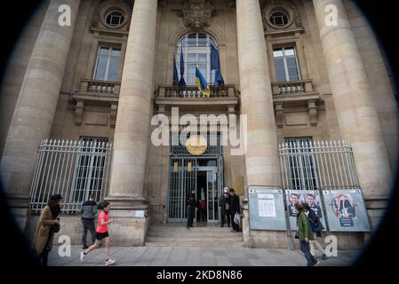 L'ingresso al municipio nel 5th ° arrondissement di Parigi, accanto al Pantheon, la mattina del voto tra Macron e le Pen, a Parigi, 24 aprile, 2022. (Foto di Andrea Savorani Neri/NurPhoto) Foto Stock