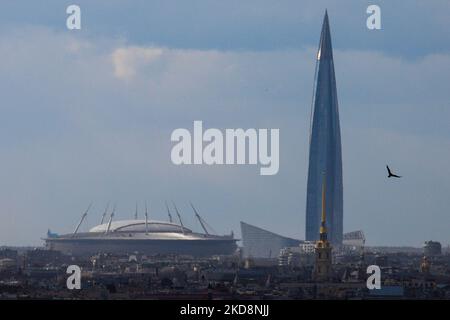 La Lakhta Center Business Tower, la sede della compagnia di gas russa Gazprom e lo stadio Gazprom Arena dietro la Cattedrale di Pietro e Paolo a San Pietroburgo, Russia, 29 aprile 2022. (Foto di Valya Egorshin/NurPhoto) Foto Stock