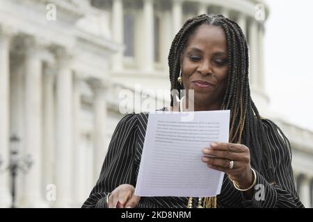 Il Congresso DEGLI STATI UNITI Stacey Plaskett (D-VI-01) ha annunciato il progetto di legge sull'innovazione nera durante una conferenza stampa, che si terrà oggi il 26 aprile 2022 alla House Triangle/Capitol Hill a Washington DC, USA. (Foto di Lenin Nolly/NurPhoto) Foto Stock