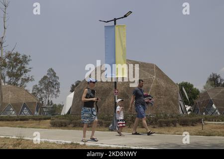 Una famiglia Ucraina da un rifugio a Tijuana, Messico, all'interno di un rifugio allestito nel Parco di Utopia Olini a Iztapalapa, Città del Messico. (Foto di Gerardo Vieyra/NurPhoto) Foto Stock