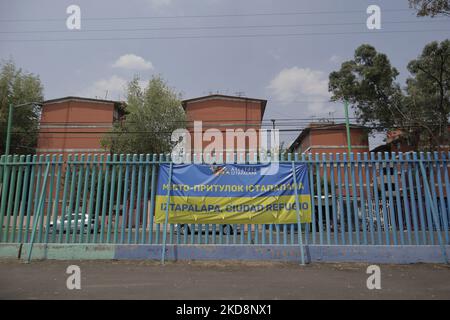 Vista di un banner in ucraino e spagnolo lettura Iztapalapa, Ciudad Refugio, dove ucraini da un rifugio a Tijuana, Messico, si incontrano all'interno di un rifugio installato nel Parco di Utopia Olini a Iztapalapa, Città del Messico. (Foto di Gerardo Vieyra/NurPhoto) Foto Stock