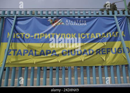 Vista di un banner in ucraino e spagnolo lettura Iztapalapa, Ciudad Refugio, dove ucraini da un rifugio a Tijuana, Messico, si incontrano all'interno di un rifugio installato nel Parco di Utopia Olini a Iztapalapa, Città del Messico. (Foto di Gerardo Vieyra/NurPhoto) Foto Stock