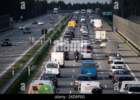 Ingorgo sulla Expressway S2 (Warsaw Southern bypass) a Varsavia, Polonia il 29 aprile 2022. Prima del lungo fine settimana (a causa dei giorni festivi del 1 e 3 maggio), sono cominciate le partenze intensive dalla città e le rotte in uscita sono state bloccate. (Foto di Mateusz Wlodarczyk/NurPhoto) Foto Stock